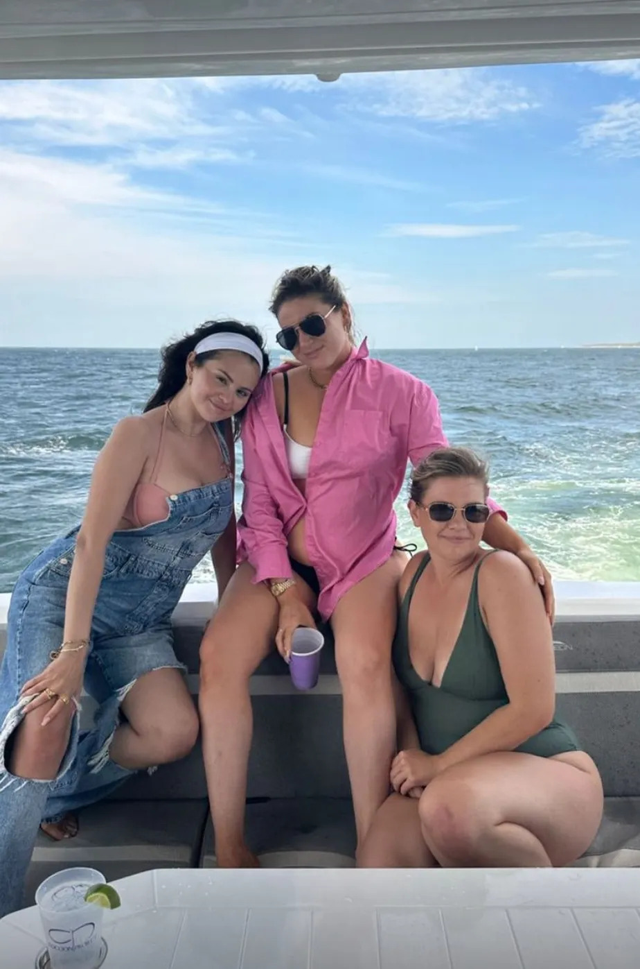 Selena Gomez se diverte com amigas em iate